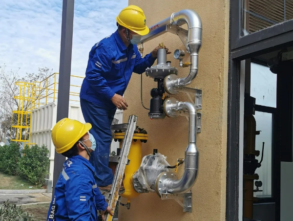深圳燃氣點火人員為為隔離酒店緊急開展通氣接駁作業.JPG