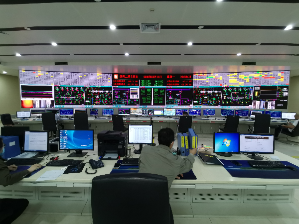 深能源媽灣電廠集控室，工程師正在監控發電機組運行情況.JPG